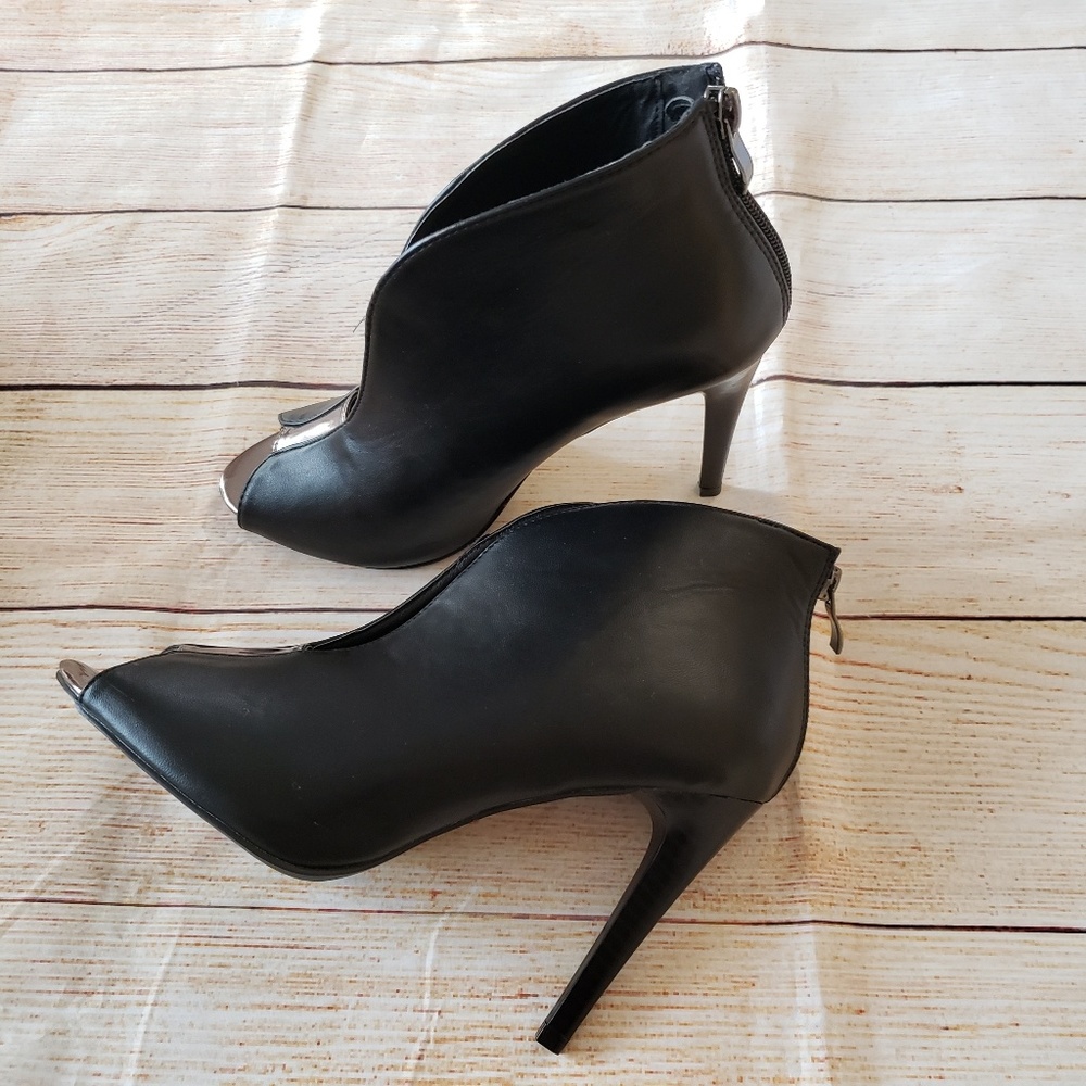 NWOT peep toe zip up heels. Size 8.5